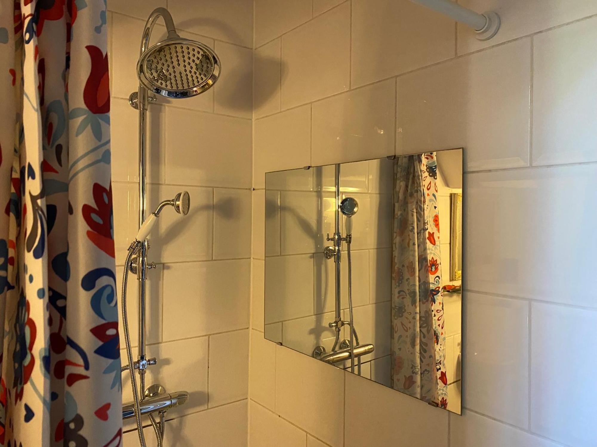 Caravan Stadstuin Goedereede Let Op De Badkamer Moet Met Andere Gasten Gedeeld Worden Bagian luar foto